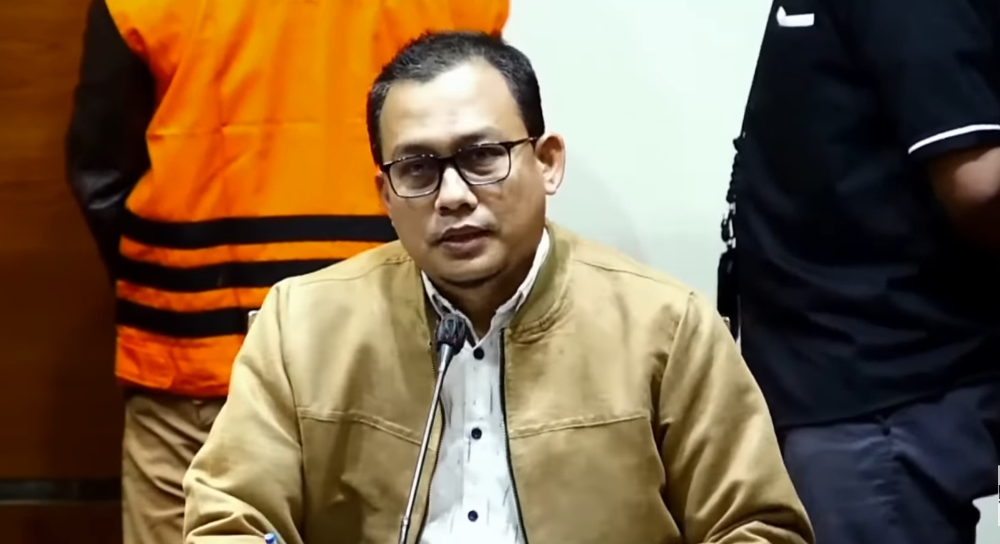 Ali Fikri Jubir KPK Saat Konferensi Pers OTT KPK Di Jatim