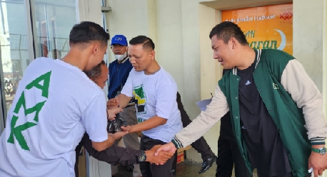 Warga Kebun Kacang menerima bantuan telur yang dibagikan oleh Ketua PW AMK DKI Jakarta.