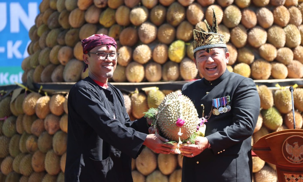 Bupati Hendy menunjukkan produk durian unggulan Jember (beritalima.com/istimewa)