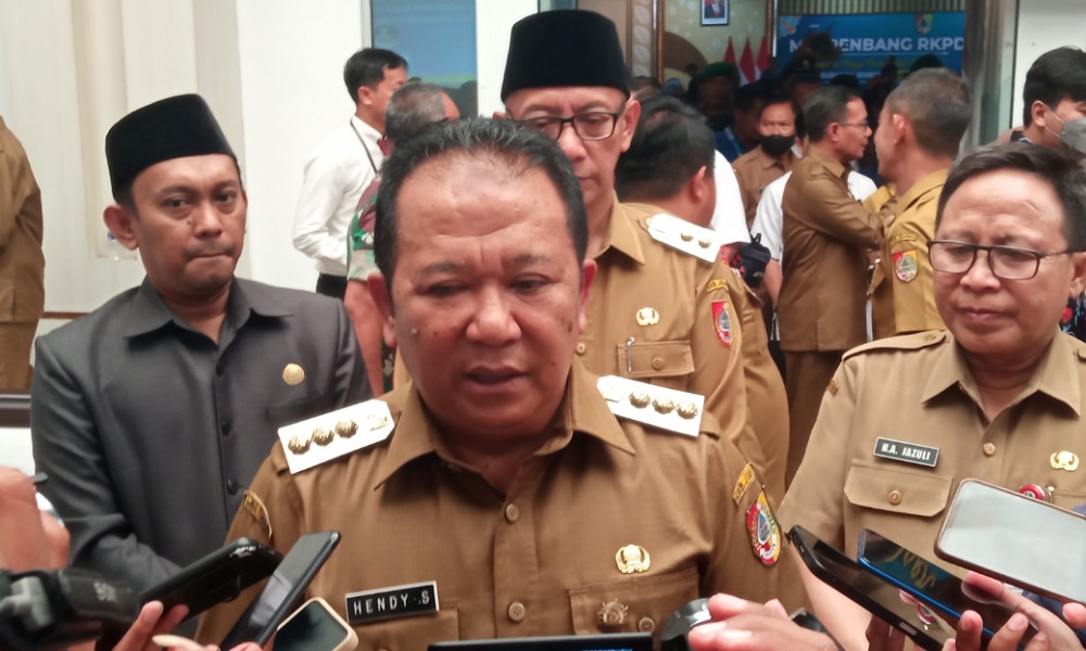 Bupati Jember H. Hendy Siswanto saat di wawancara wartawan (beritalima.com/sugik)