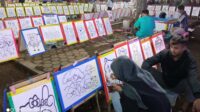 Para remaja sedang mewarnai sketsa gambar di pasar Ramadan Alun-Alun Jember (beritalima.com/sugik)
