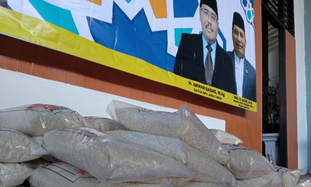 Anggota DPRD Jatim H. Satib bagikan bantuan beras (beritalima.com/sugik)