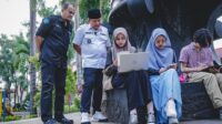 Bupati dan Kadis Kominfo kroscek pengguna wifi gratis di Alun-Alun (beritalima.com/istimewa)
