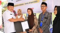 Bupati Jember menyerahkan sertifikat halal (beritalima.com/istimewa)