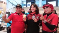 Diapit Bupati dan istri, Febriana Dwipuji Kusuma menunjukkan medali Sea Games (beritalima.com/sugik)