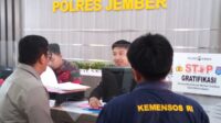 Pendamping PKH didampingi Anasrul melaporkan ke Polres Jember (beritalima.com/sugik)
