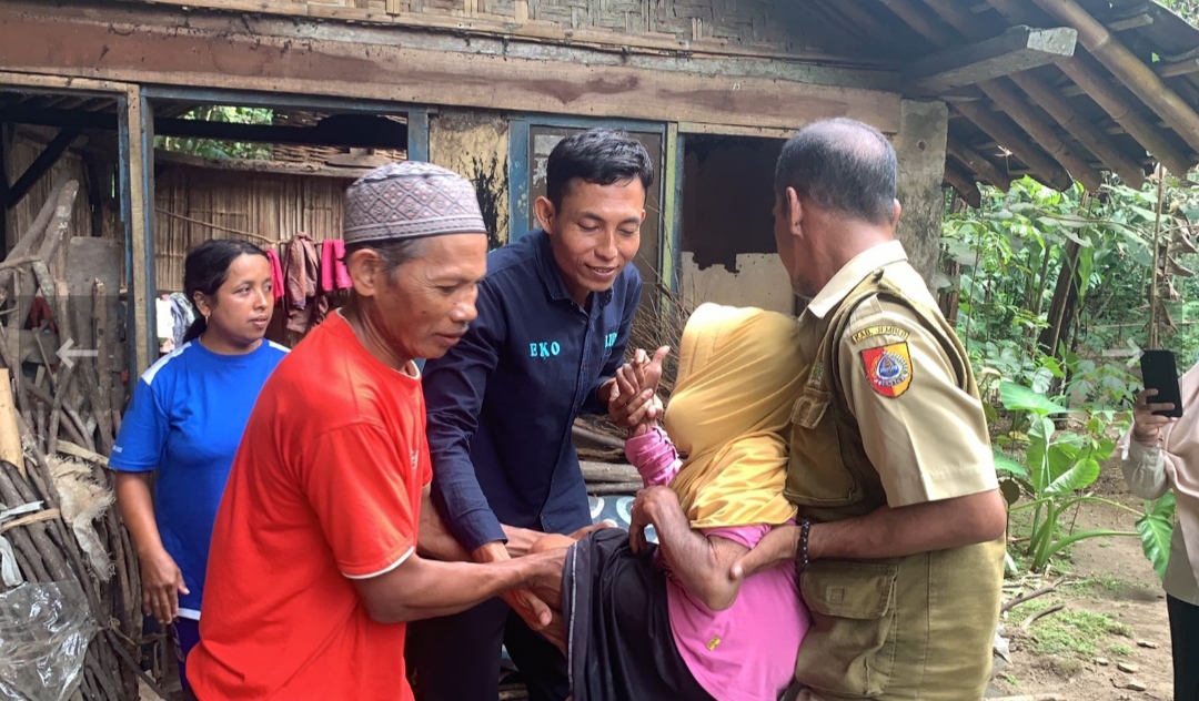 Kondisi warga Desa Gunung Malang yang dirujuk ke RSD. dr. Soebandi (beritalima.com/istimewa)