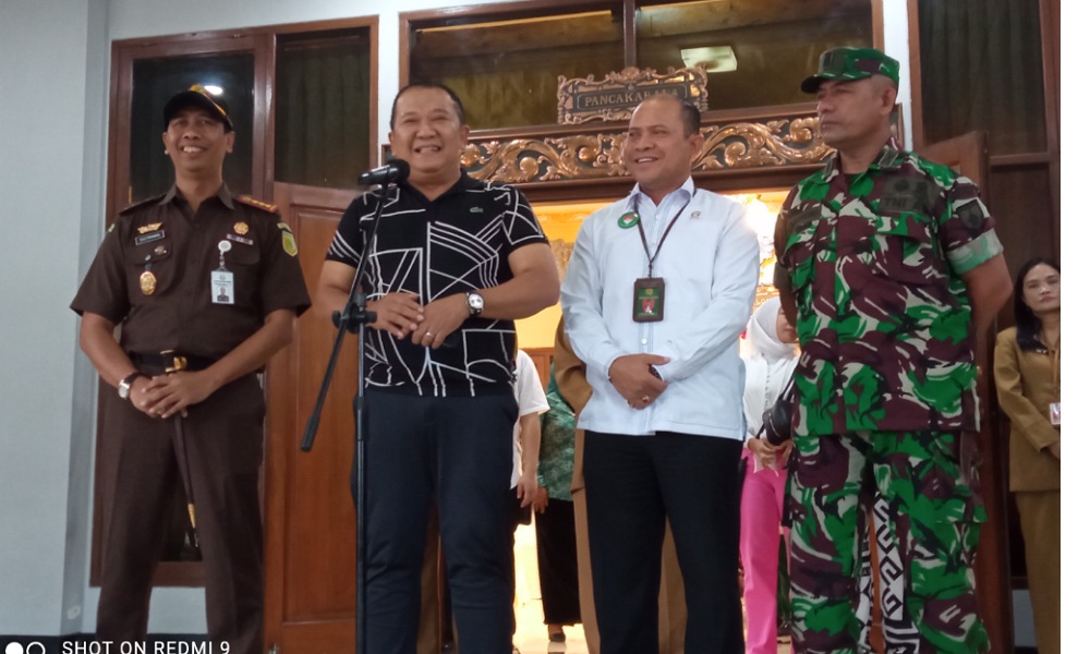 Usai terima penghargaan Bupati Hendy press conference di Pendopo Wahyawibawagraha (beritalima.com/sugik)
