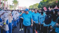 Bupati Jember melaksanakan jalan sehat bareng ribuan warga (beritalima.com/istimewa)