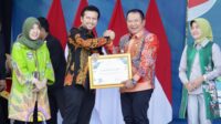 Bupati Hendy saat menerima penghargaan dari Wakil Gubernur Jawa Timur (beritalima.com/istimewa)