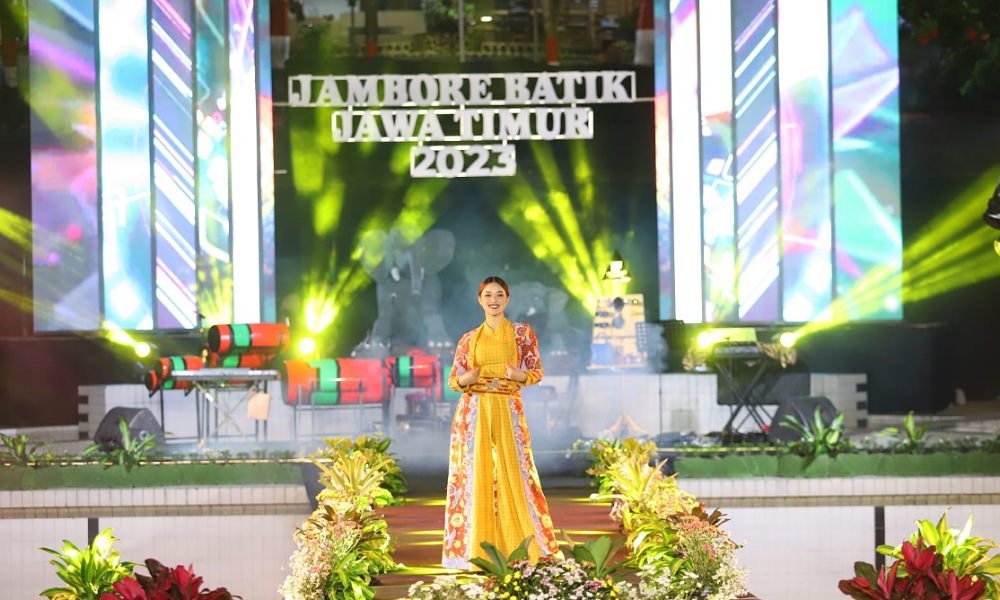 Salah satu peserta fashion show batik dari Dharma Wanita (beritalima.com/istimewa)
