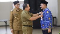 Bupati didampingi Wakil Bupati Jember memberikan tanda penghargaan ke ratusan ASN (beritalima.com/istimewa)