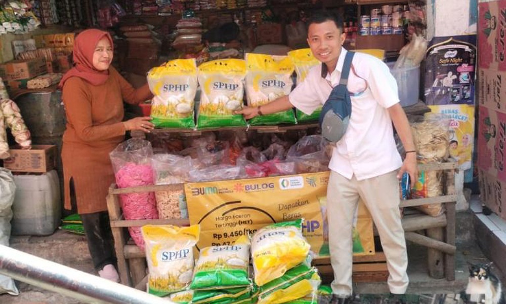 Petugas Bulog Jember gelontorkan beras ke sejumlah pasar (beritalima.com/istimewa)