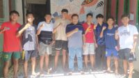 Anggota DPRD Jatim Drs.H. Satib, M. Si bersama tim futsal putra Jember (beritalima.com/istimewa)