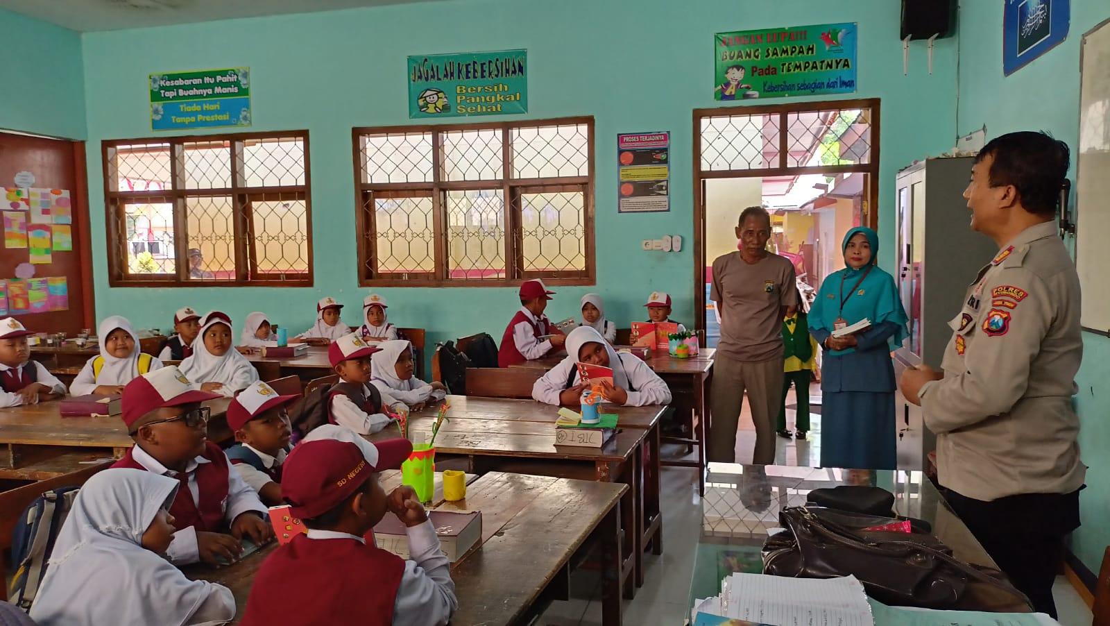 Polres Situbondo Peduli Literasi Dengan Membagikan Buku Bacaan Kepada Siswa Sekolah Dasar 2892