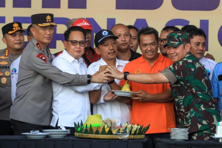 May Day 2024 Di Jatim Pj Gubernur Adhy Potong Tumpeng Dengan Ribuan