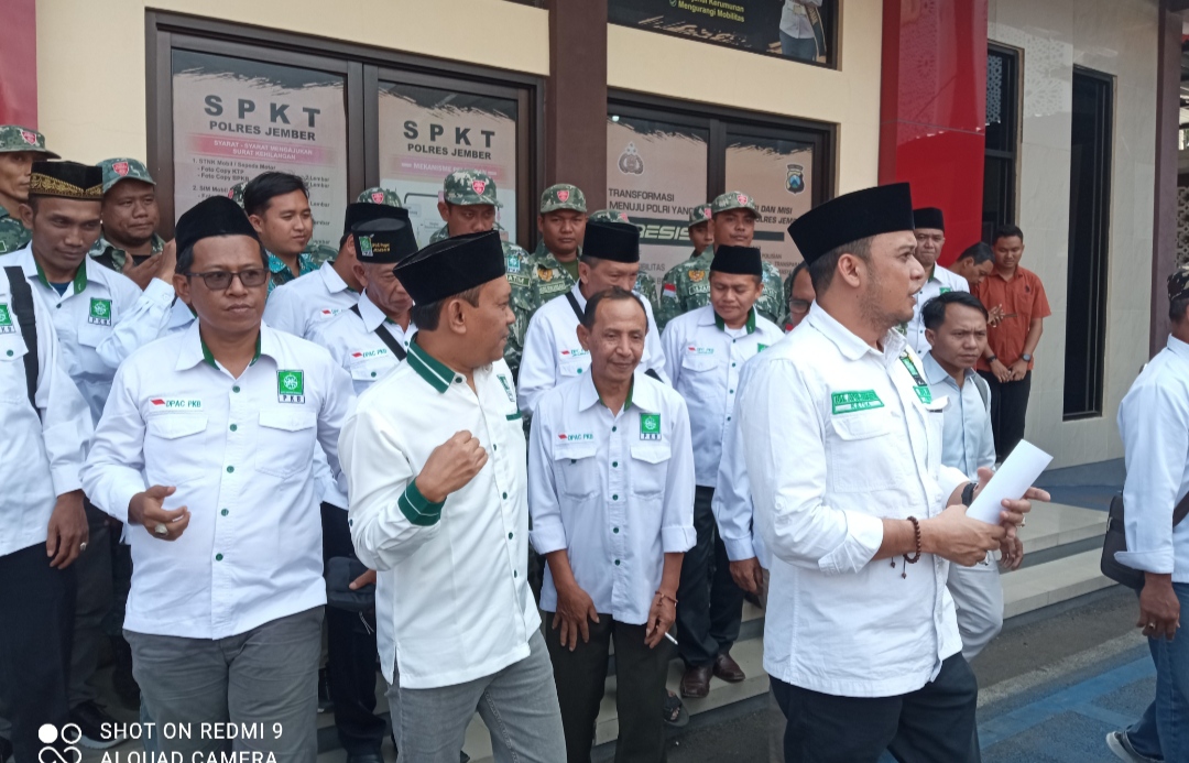 Pengurus DPC PKB Jember bersama puluhan Panji Bangsa melapor ke Polres Jember (beritalima.com/sugik)