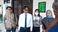 Anita didampingi kuasa hukumnya menghadiri sidang perdana (beritalima.com/sugik)