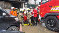 Petugas melakukan penanganan korban Kebakaran ruko di Jalan Suprapto
