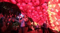 Warga berjalan di lorong lampion