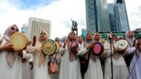 Para penabuh rebana melantunkan selawat yang diiringi dengan irama rebana di kawasan Bundaran HI