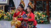 Dua anak membacakan sloka pada pembukaan Dharma Santi Nyepi